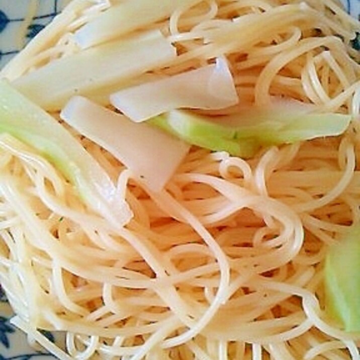 パスタにブロッコリーの芯をトッピング